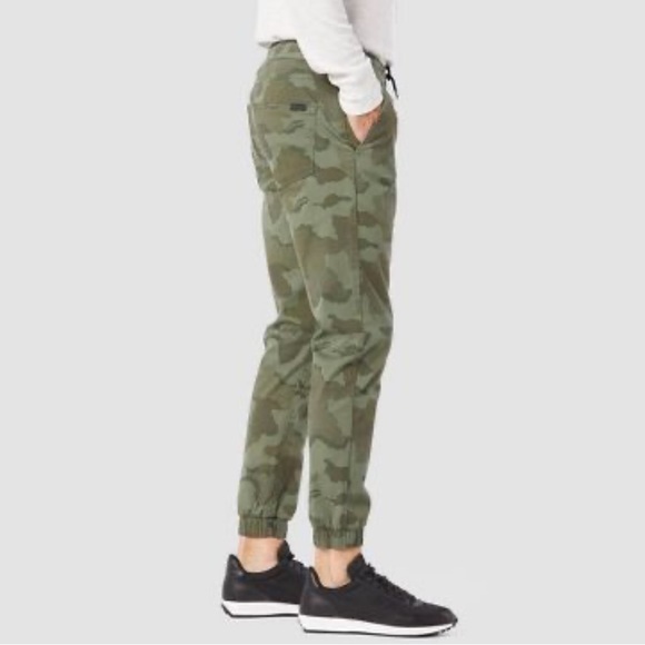 Denizen from Levi's Other - Denizen from Levi’s Super Flex Camouflage Jogger Pants